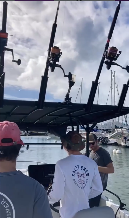 À bord avec KANOA, les cannes prêtes pour une sortie de pêche